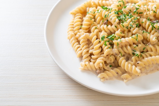 Spirali oder Spiralnudeln Pilzcremesauce mit Petersilie - italienische Küche