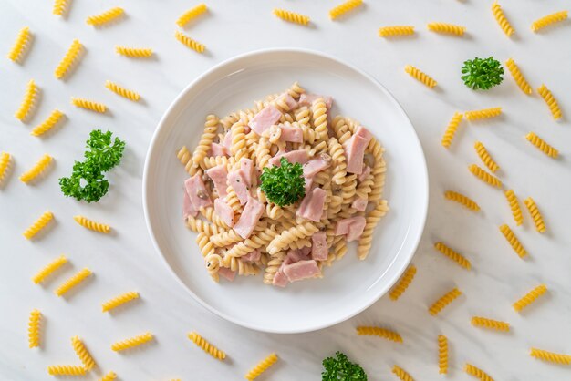 Spirali oder Spiralnudeln Pilzcremesauce mit Schinken - italienische Küche