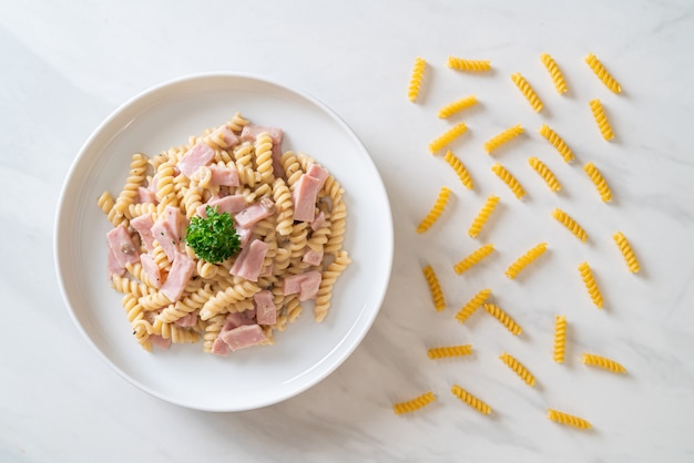 Spirali oder Spiralnudeln Pilzcremesauce mit Schinken. Italienischer Essensstil