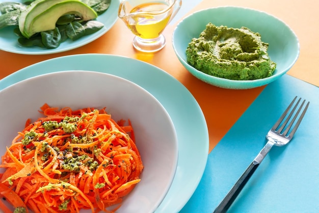 Spiralisierte frische Karotten-Spaghetti mit Samen, Spinat und Pesto - Vegetarisch, Diätkost, Gemüsesalat