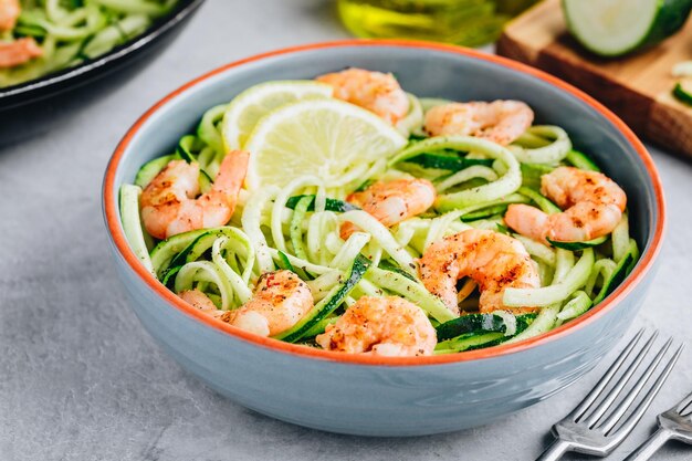 Spiralisierte Zucchini-Nudeln mit Garnelen