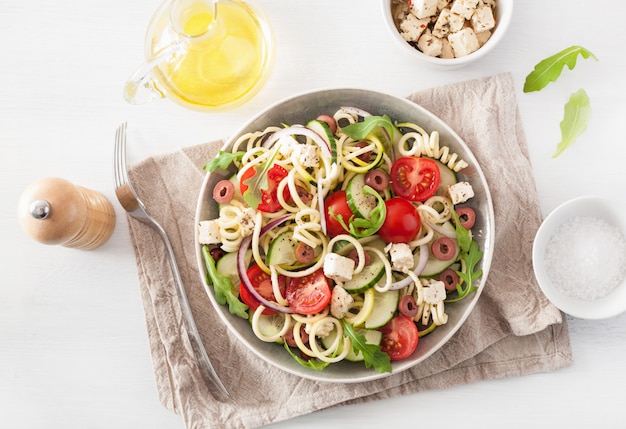 Spiralisierter Zucchini-Salat nach griechischer Art mit Tomaten-Feta-Oliven-Gurke