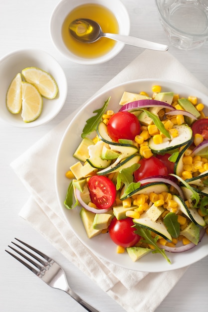 Spiralisierter Zucchinisalat mit Zuckermais-Tomaten-Avocado, gesunde vegane Mahlzeit