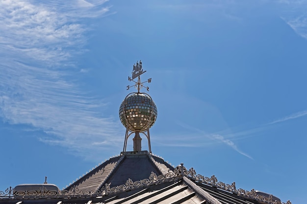 Spire con veleta en Brighton Pier en East Sussex en el Reino Unido. También se llama Brighton Marine Palace and Pier, o Palace Pier.