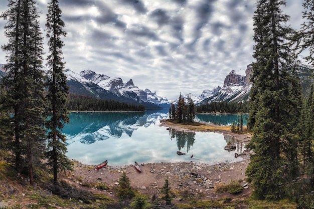 Spirit Island mit kanadischen Rockies am Maligne Lake im Herbstwald im Jasper Nationalpark, Kanada