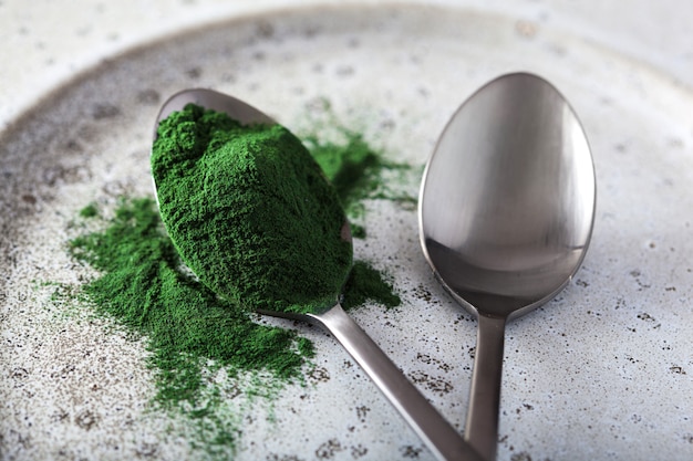 Spirulina em pó em uma colher