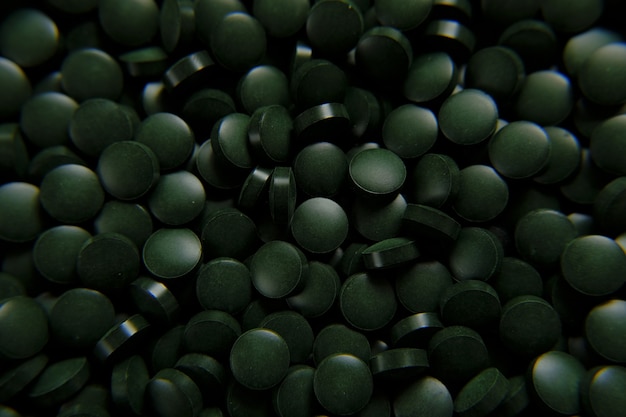 Spirulina grüne Pillen Hintergrund Spirulina Algen grüne TablettenSuperfoodsAlgen