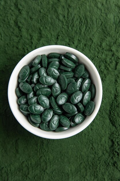 Spirulina ist eine nützliche Ergänzung. auf weißem Hintergrund