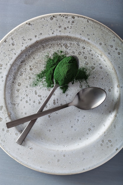 Spirulina Pulver in einem Löffel