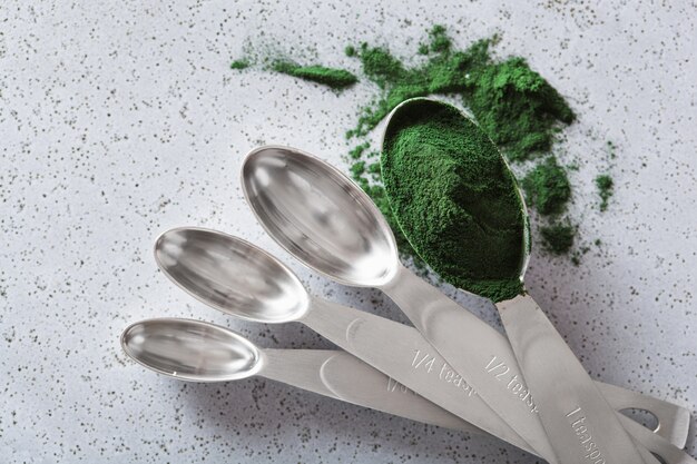 Spirulina Pulver in einem Löffel