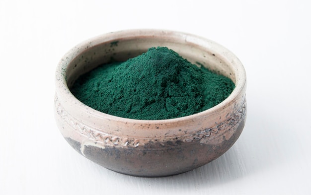 Spirulina-Pulver in einer Tonschale