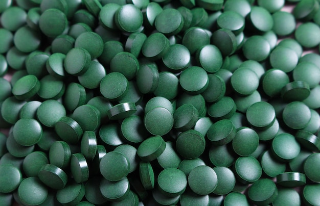 Spirulina Tabletten. Grüne Pillen Superfood.