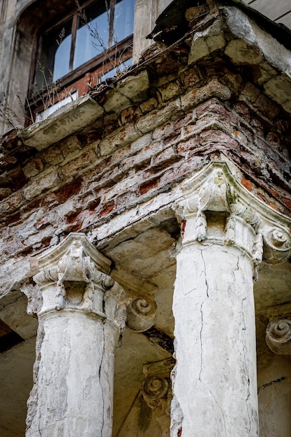 Spitze der alten ruinierten griechischen Säule