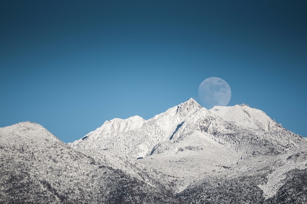 Foto spitze der berge, mond