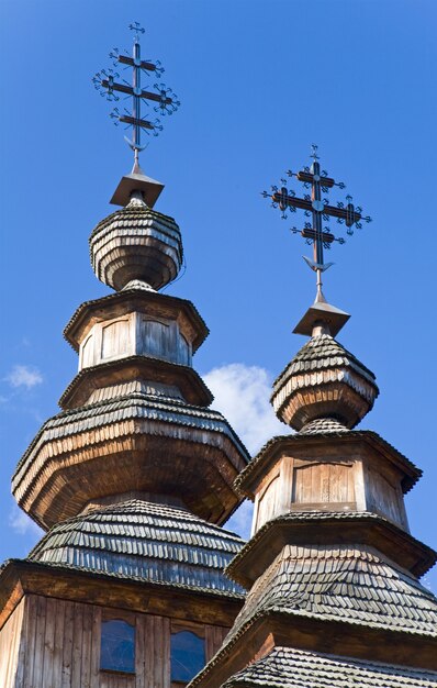 Spitze der ukrainischen historischen Landholzkirche auf blauem Himmel