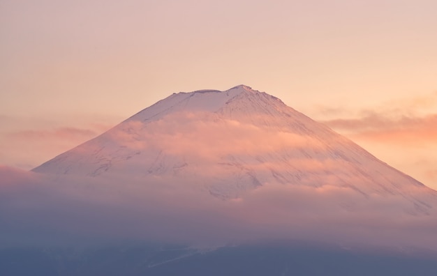 Spitze des Berges Fuji mit Wolken im Sonnenuntergang