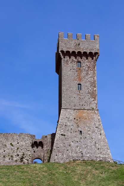 Spitze des Rocca-Turms der Burg Radicofani, verziert mit Zinnen und kleinen Fenstern Toskana Italien