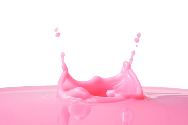 splash de leche de fresa sobre fondo blanco