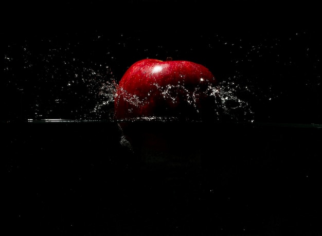 Splash maçã com fundo preto