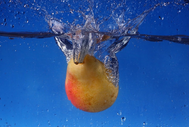 Splash mit Birne auf blauem Hintergrund