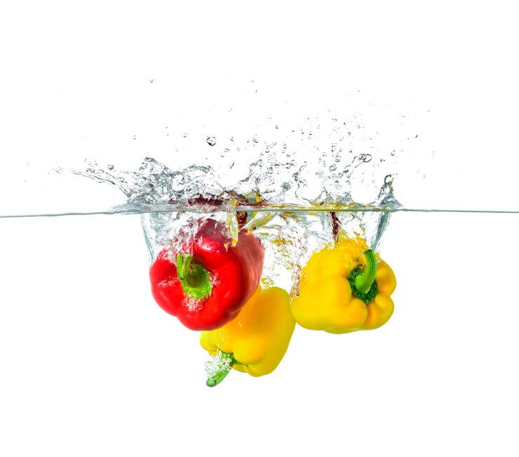 Splash de pimentón rojo y amarillo en agua