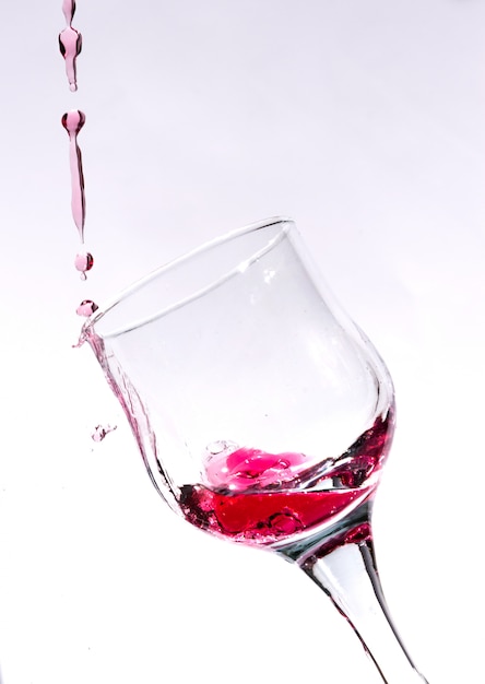 Splash en un vaso de vino tinto