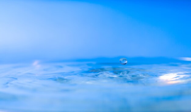 Splash Wasser Wassertropfen SplashSplash der fallenden Wassertropfen auf blauem Hintergrund