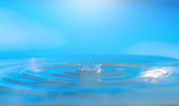 Foto splash water drop splashsplash das gotas caindo de gotas de água em um fundo azul