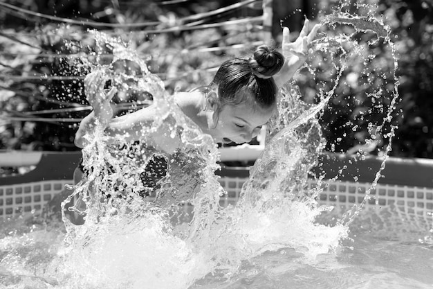 Splishaplasha Glückliches Mädchen schwimmt im Schwimmbad Chill-Pool-Tag Um mit deinem Schwimmen anzugeben