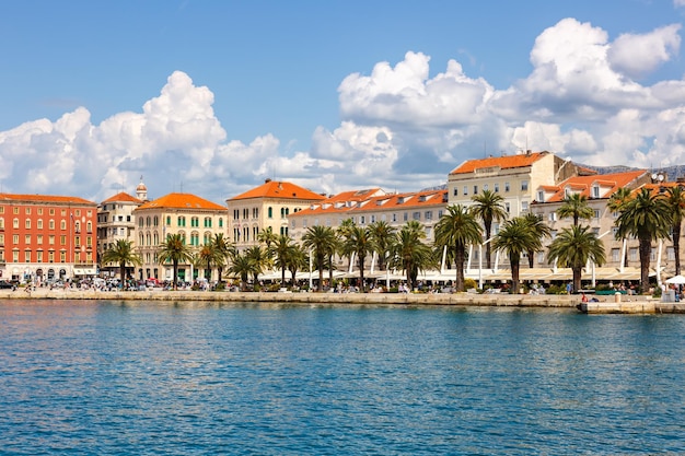 Foto split frente al mar de la ciudad vieja en el mar mediterráneo vacaciones viajando en croacia