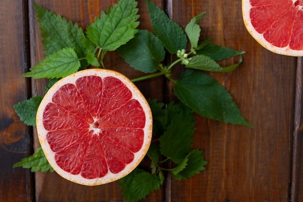 Split Grapefruit auf einem braunen Holztisch