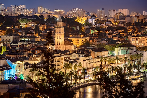 Split de noche, Croacia. Famosa ciudad iluminada con arquitectura romana, destino de viaje. Vista desde el parque Marjan.