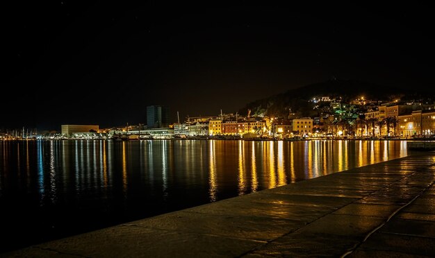 Split por la noche Croacia