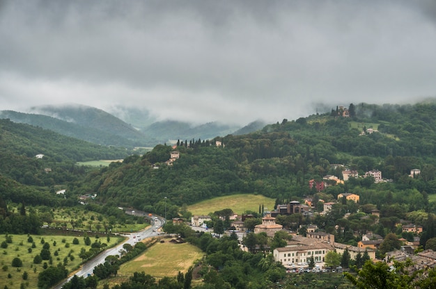 Foto spoleto, itália - uma encantadora cidade medieval na região da umbria