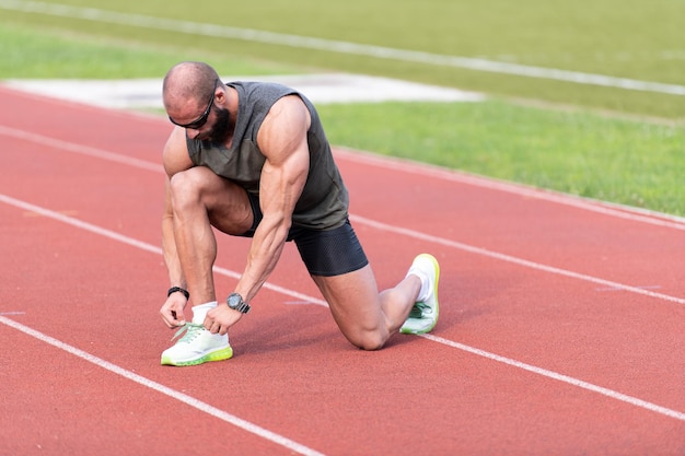 Sporsmen bereitet sich auf den Lauf vor