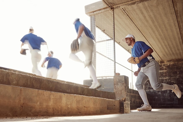 Sport-Baseball-Dugout oder Team, das in einen Meisterschaftsspielwettbewerb oder ein Übungsspiel einläuft Gruppe von männlichen Athleten oder Baseballspielern, die bereit sind für Cardio-Fitness-Training oder Teamwork-Training