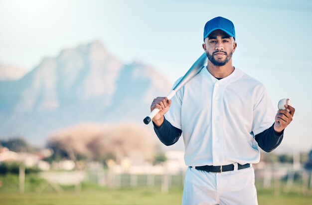 Foto sport-baseball und porträt eines mannes mit schläger auf dem feld bereit für spielpraxis und wettkampfmodell fitness-bewusste denkweise und athlet im freien für übungstraining und training für matches