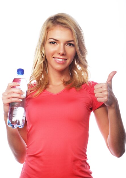 Sport, Bewegung und Gesundheit - sportliche blonde Frau mit Wasserflasche