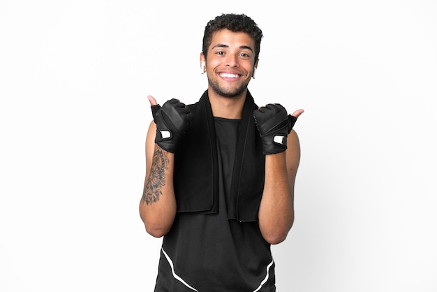 Sport brasilianischer Mann mit Handtuch isoliert auf weißem Hintergrund mit Daumen nach oben Geste und lächelnd
