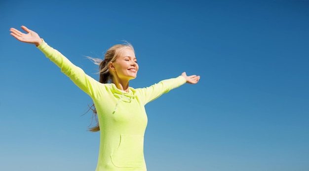 Foto sport-, fitness-, bewegungs- und lifestyle-konzept - frau beim sport im freien