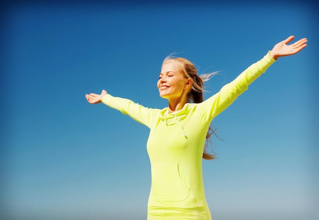 Foto sport-, fitness-, bewegungs- und lifestyle-konzept - frau, die im freien sport treibt