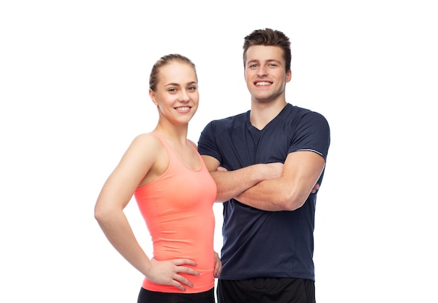 Sport, Fitness, Lebensstil und Menschenkonzept - glücklicher sportlicher Mann und Frau