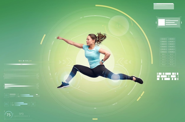 Sport-, Fitness-, Technologie-, Bewegungs- und Personenkonzept - glückliche junge Frau springt in kämpfender Pose in die Luft vor weißem Hintergrund