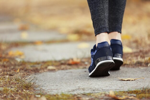 Sport Frau Beine in Laufbewegung