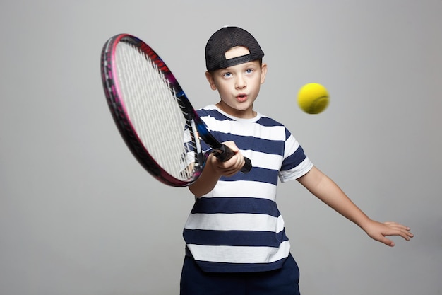 Sport kid Child com raquete de tênis e bola