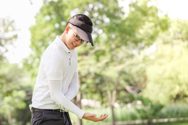 Sport Männer spielen Golf Verletzung