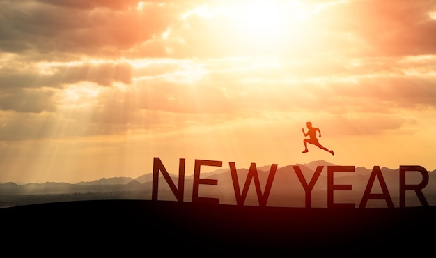 Sport Man Run Jump Frohes neues Jahr 2023 Konzept Silhouette des Mannes, der über die Barriere Klippe springt und Erfolg mit schönem Sonnenuntergang Hintergrund Frohes Neues Jahr 2023 für Web-Banner und Werbung