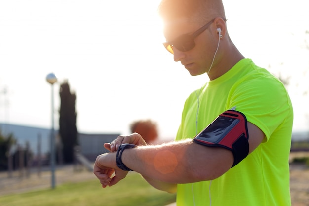 Sport Mann die Uhr zu betrachten