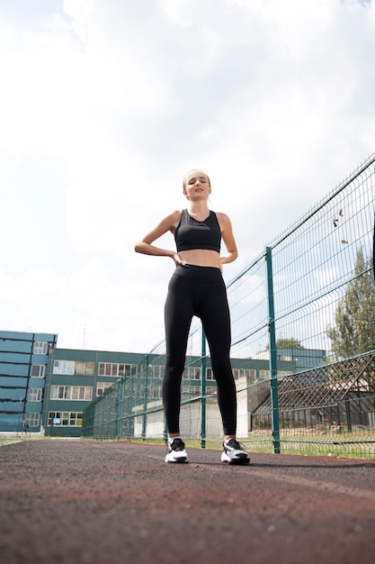 Sport. Model in Sportkleidung im Stadion. Sportlerin