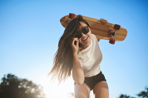 Sport städtischer Lebensstil und Jugendkonzept Fröhliches Skatermädchen b